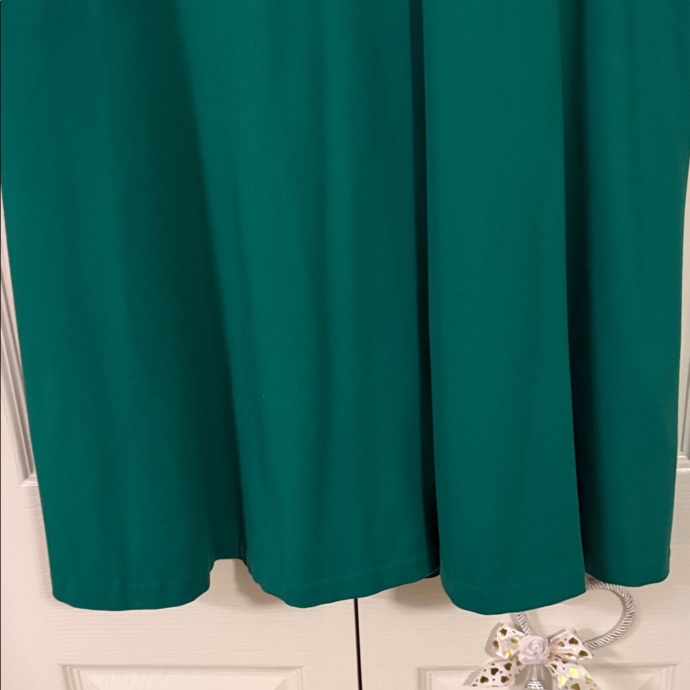 Green Shift Dress with lovely scalloped neckline. - Picture 2 of 10